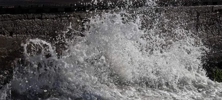 Υπεράνθρωπη πάλη των πλοιάρχων με τα κύματα για να δέσουν τα πλοία σε Σίφνο και Πάρο (βίντεο)